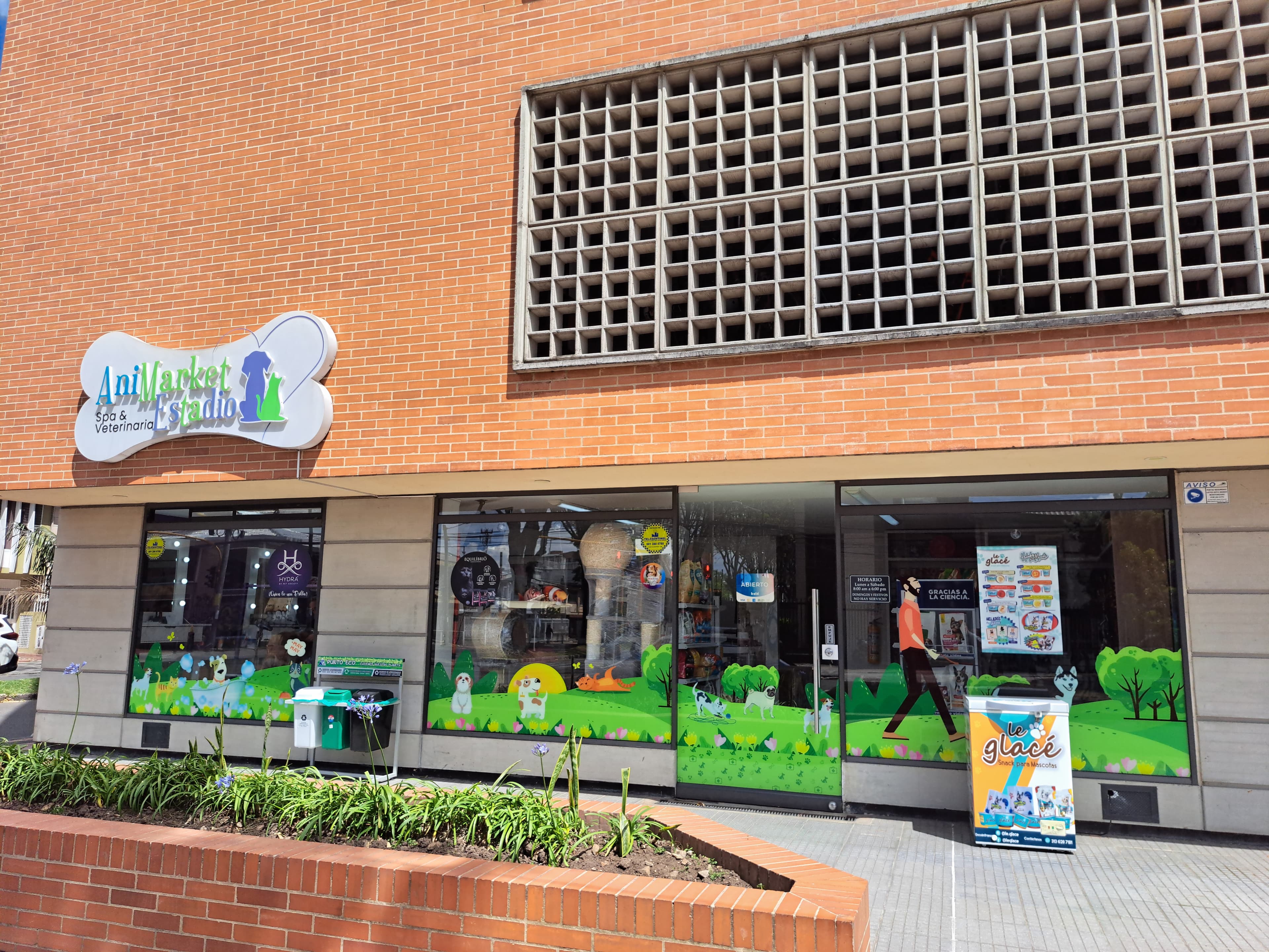 AniMarket Estadio pet spa storefront with a bone-shaped sign and colorful animal window graphics.